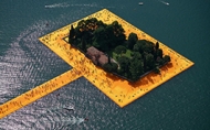 漂浮於湖面上的金色地毯，一同漫步在伊塞奧湖的水上步道